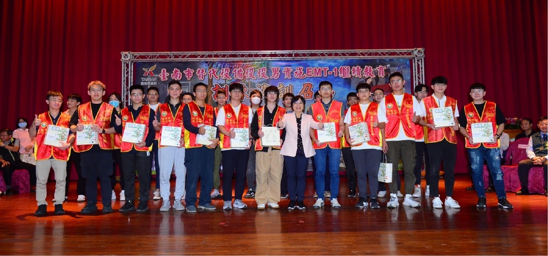 劉部長世芳(中)與臺南市第4梯次替代役備役役男EMT-1綜合成績優良備役役男合影