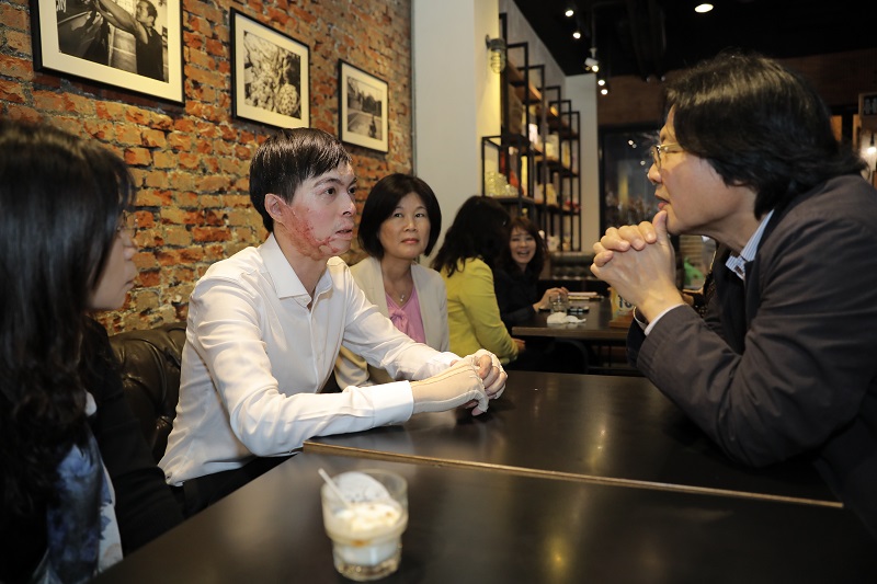 部長參觀服役因公受傷役男陳楚睿攝影展，見證努力與成果