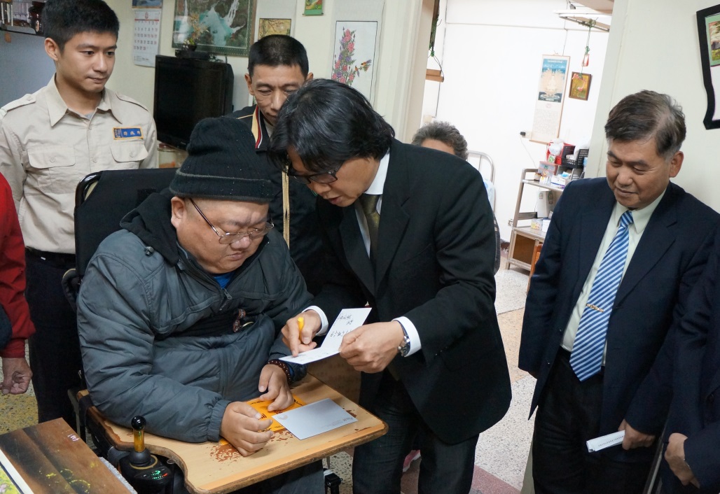 107年春節前夕葉部長關懷服役因公受傷退伍退役弟兄