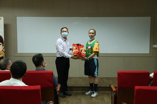 臺灣警察專科學校徐燕輝主任秘書關心子弟兵受訓生活並致贈水果特予期勉