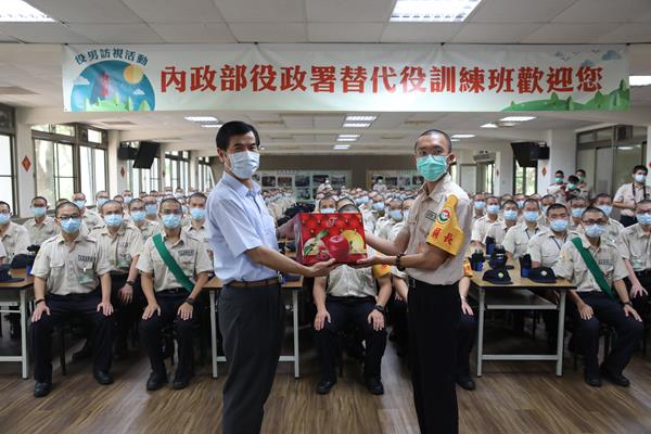 中央警察大學王勝盟學務長關心子弟兵受訓生活並致贈水果特予期勉